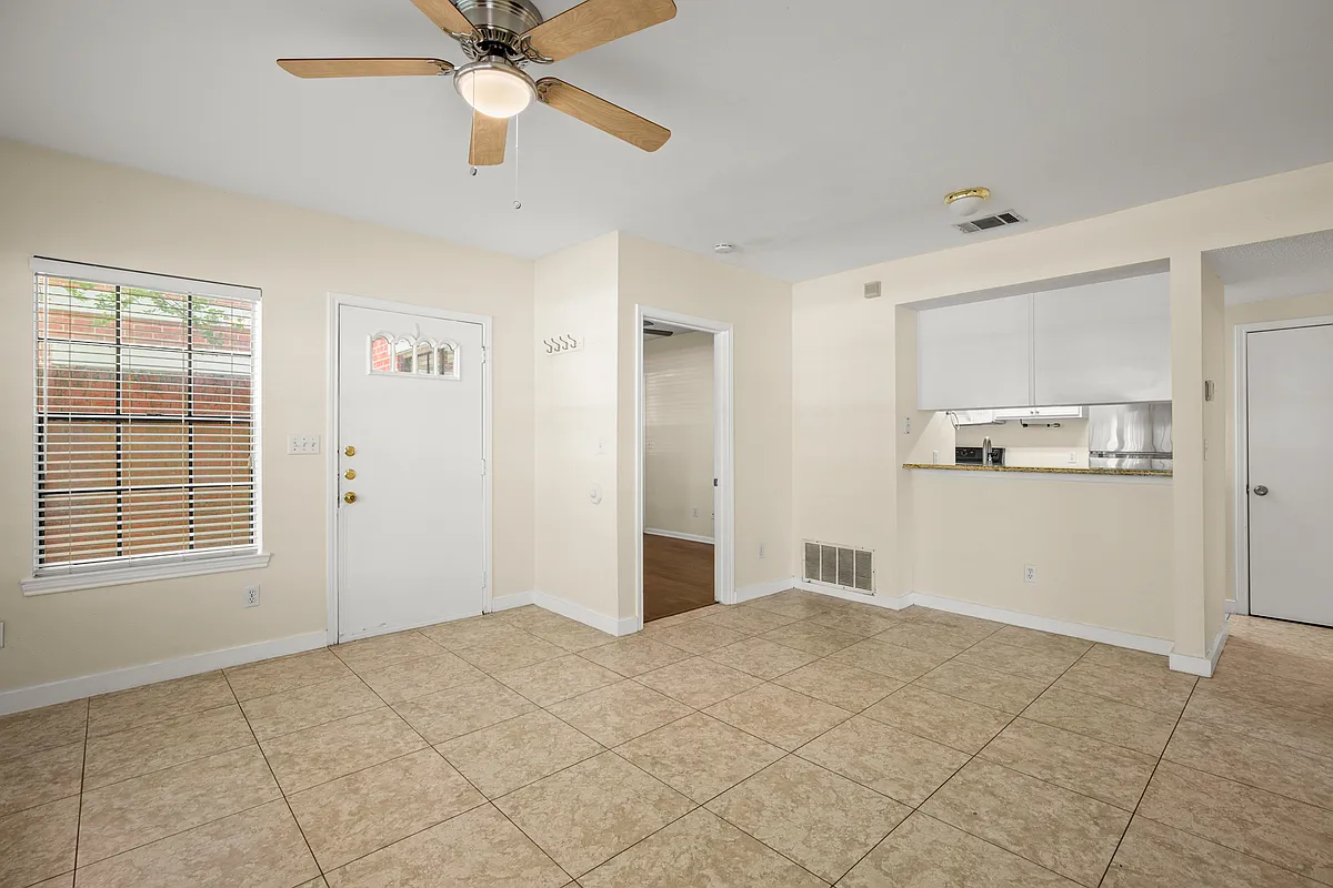 Building Photo - 712 W 21st St #101