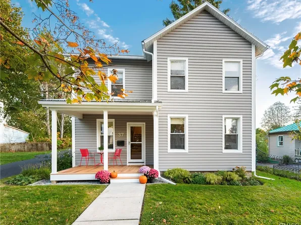 37 W Elizabeth St, Skaneateles, NY 13152
