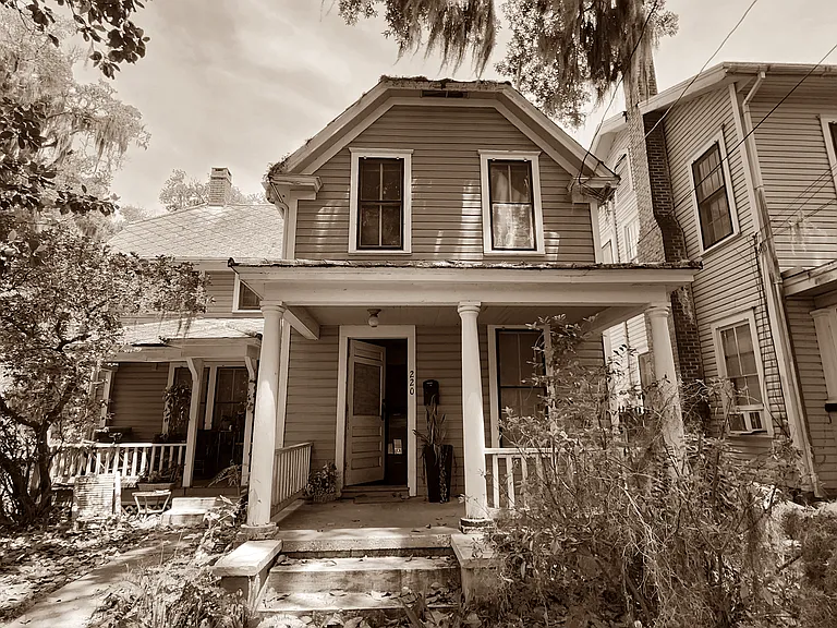 220 NW 3rd Ave — Photo 2