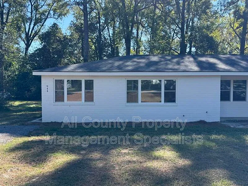 2 bed, 1.0 bath, $1,200 — Photo 1