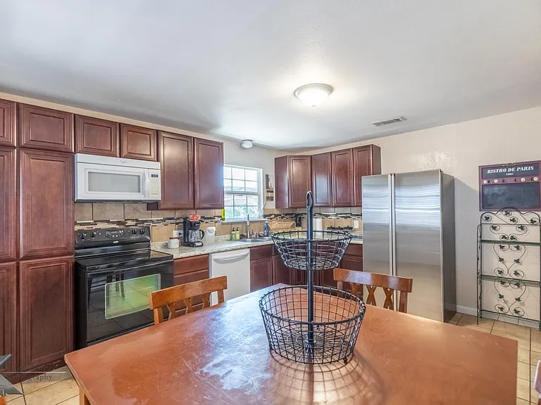 833 Westview Dr — Photo 6