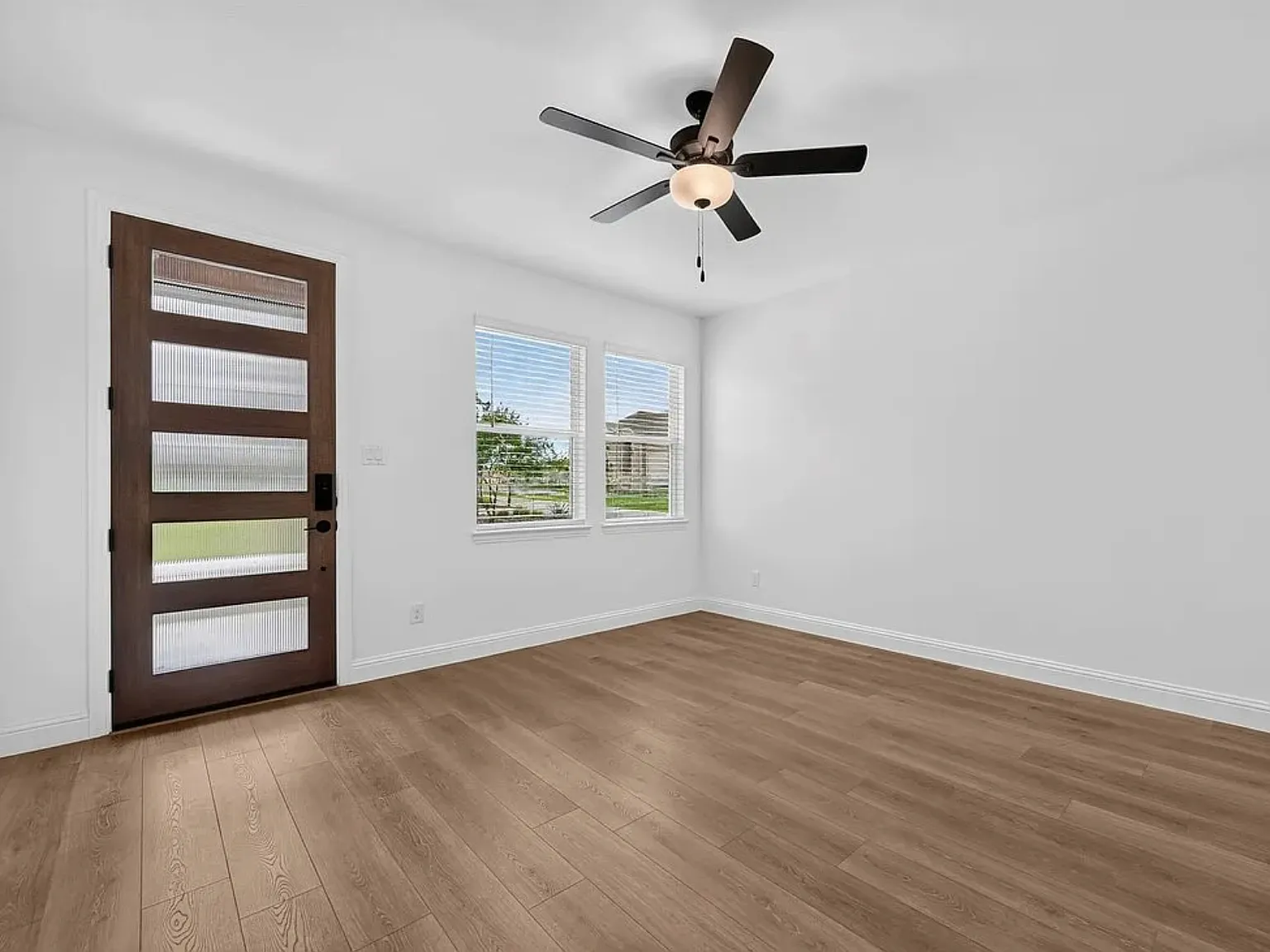 4 bed, 1930 sqft, $2,499 — Photo 2
