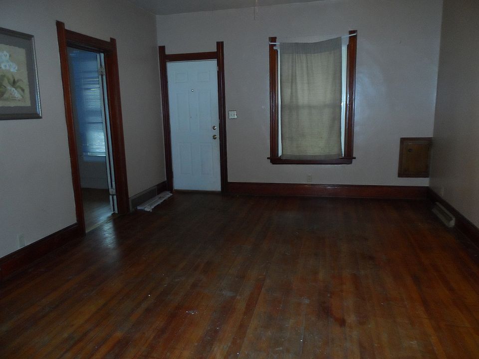 2nd image of 2739 Elm St