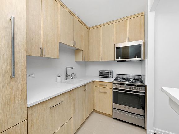2nd image of 360 E 72nd St APT A404