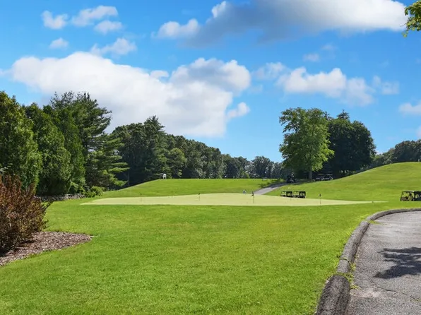 2 Twin Oak Ct, Avon, CT 06001