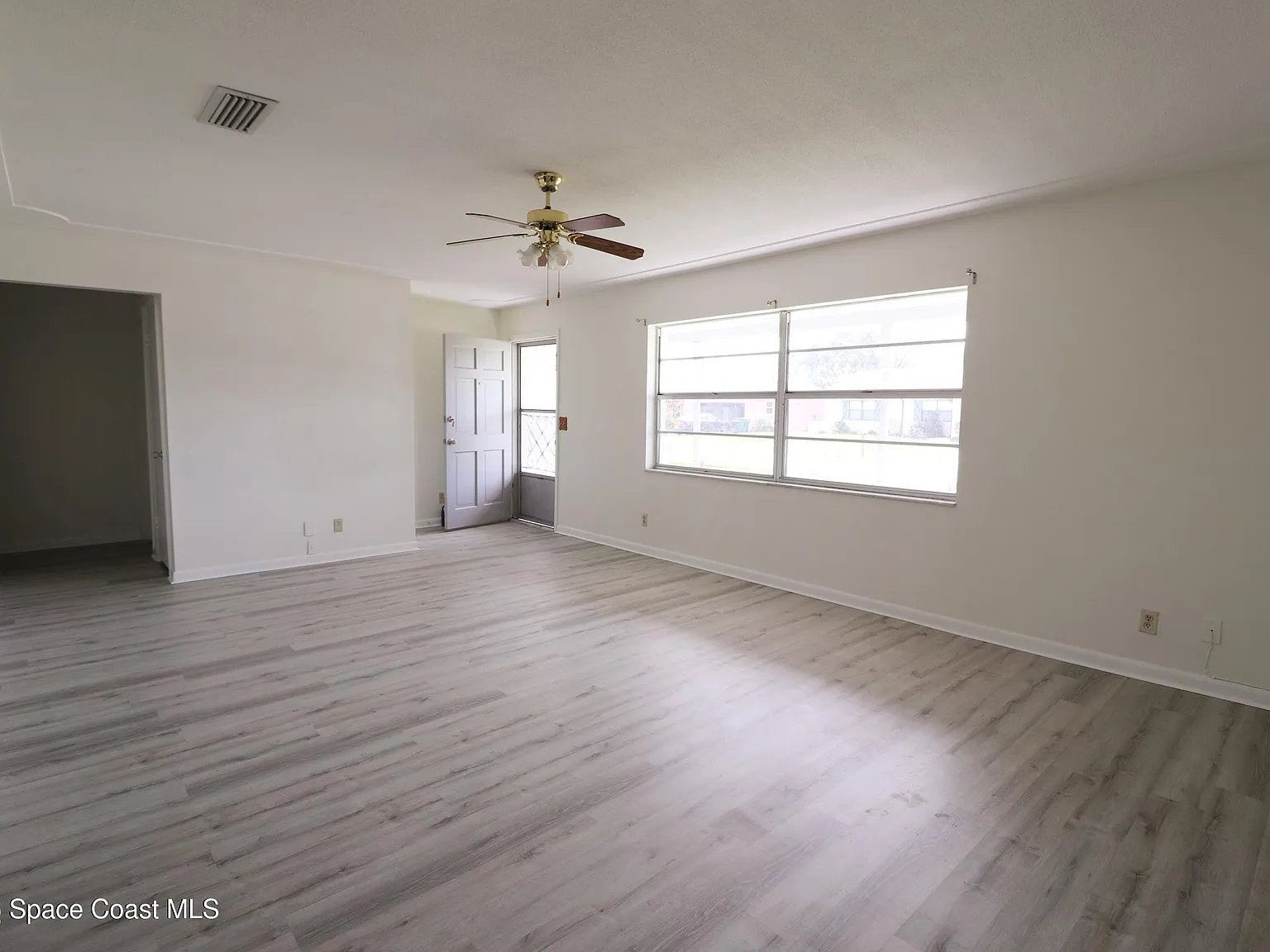 3 bed, 2.0 bath, 1273 sqft, $2,300 — Photo 2