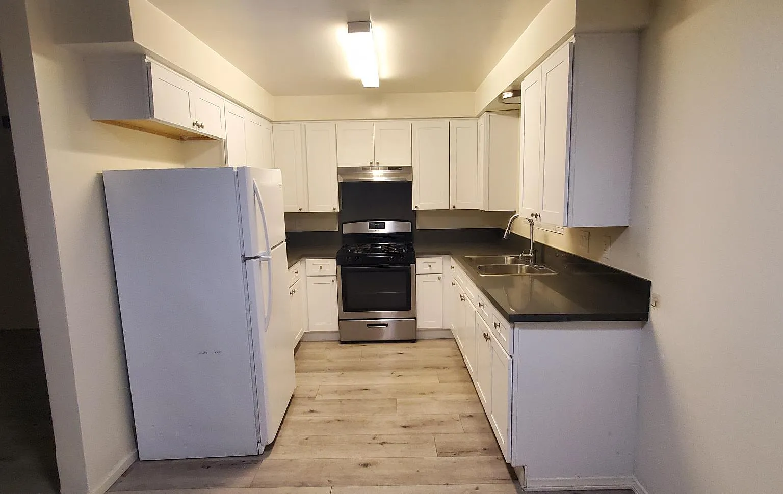 3 bed, $2,975 — Photo 4
