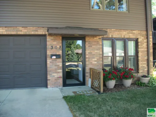 1308 Greta St, Cherokee, IA 51012