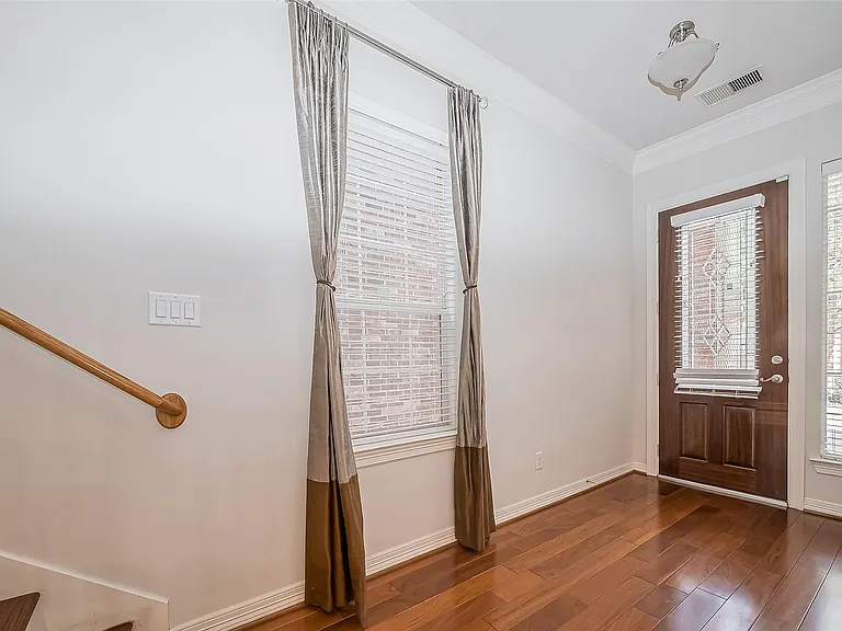 1522 Olive Park — Photo 2