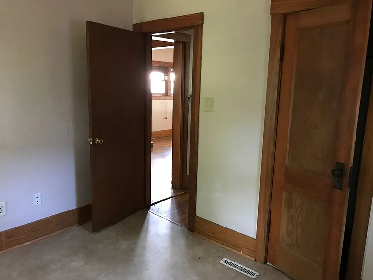 930 Hudson Ave — Photo 5