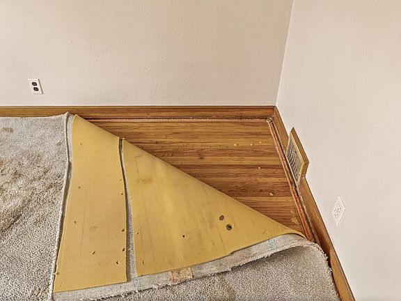 4th image of 953 Nevada Ave W