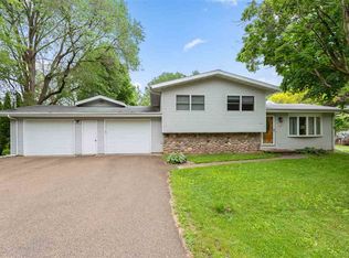1127 Irish Rd, Neenah, WI 54956