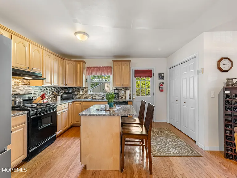 105 Wayside Dr — Photo 11