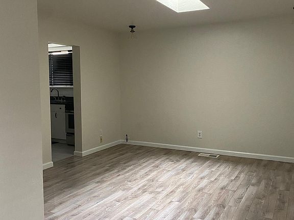 4th image of 114 Railroad Ave