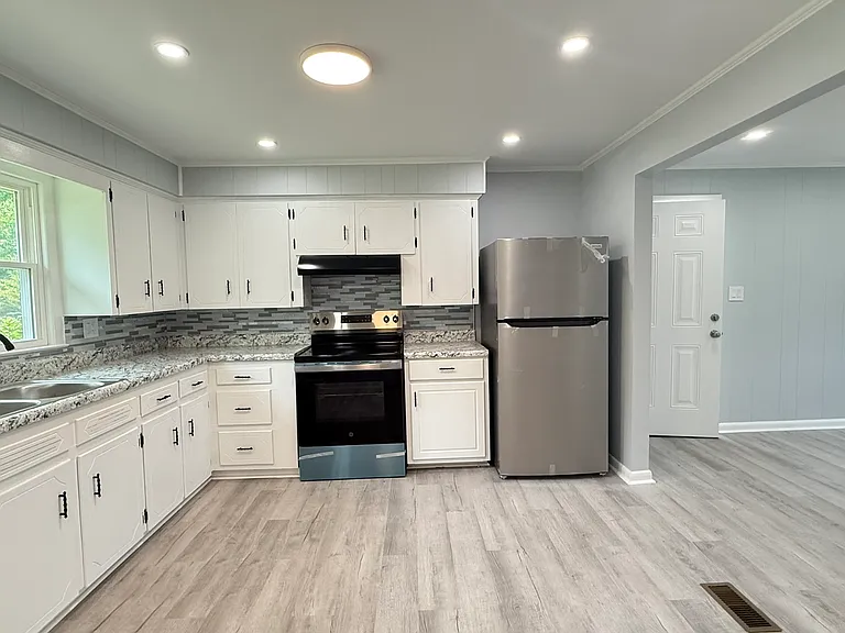 215 Newton Ln — Photo 17