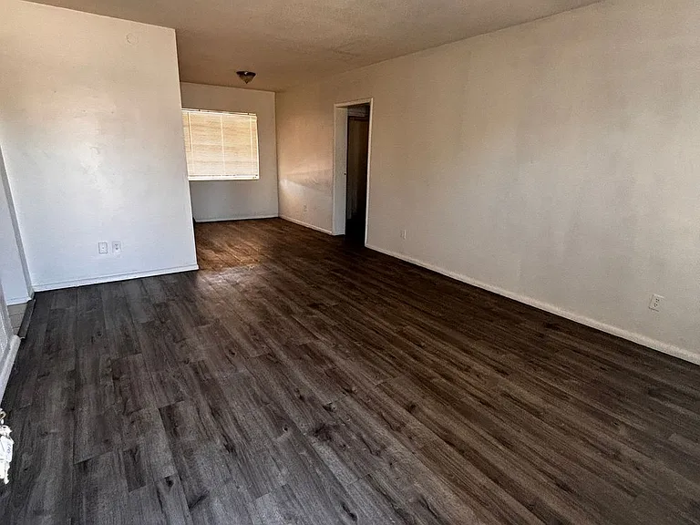 1431 W 7th Pl — Photo 9