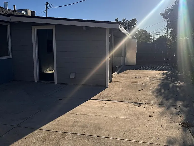 2719 E Norwich Ave — Photo 29