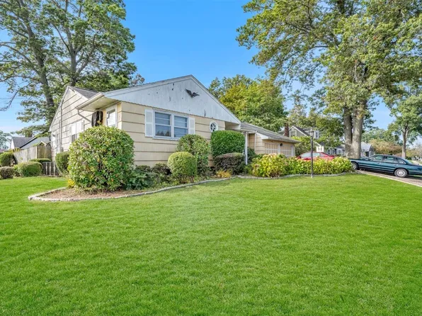 32 Maple Avenue, Farmingdale, NY 11735