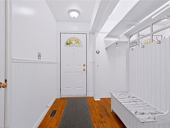 4th image of 7448 McNiven Rd
