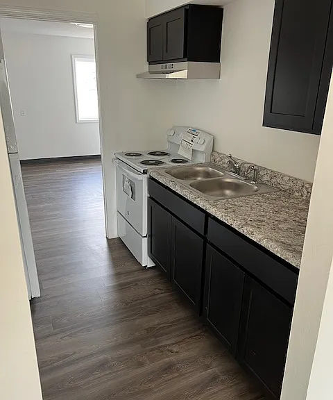 438 Martin Rd E — Photo 8