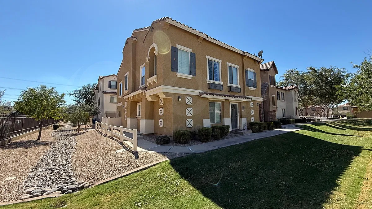 3 bed, 2.0 bath, 1073 sqft, $2,300 — Photo 1