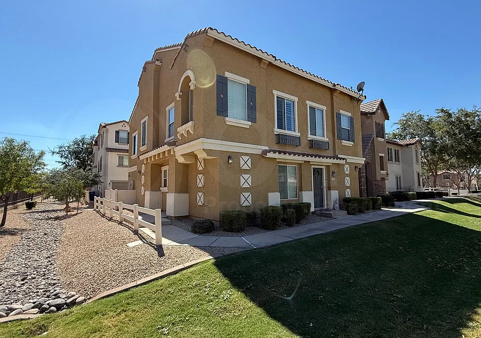 102 W Laurel Ct