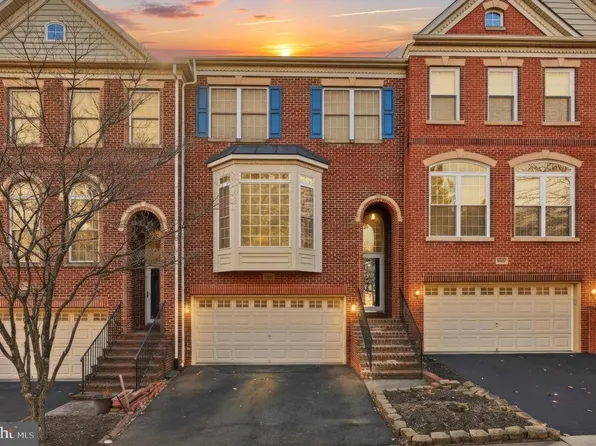 12445 Peaceful Creek Dr, Fairfax, VA 22033