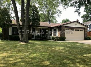 1084 Crofton Ln, Buffalo Grove, IL 60089