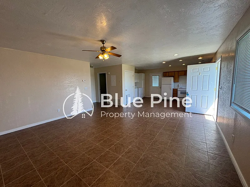 2 bed, 1.0 bath, $985 — Photo 2