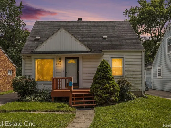 26069 Hanover St, Dearborn Heights, MI 48125