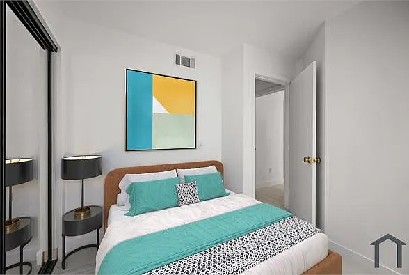 920 Everett St — Photo 3