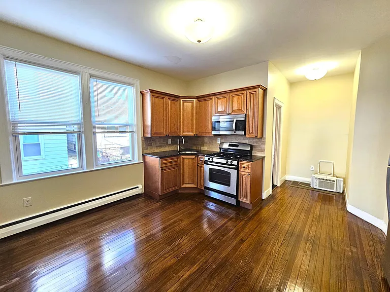 150 W 20th St #1 — Photo 2