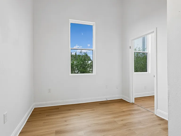 2050 Clio St — Photo 8