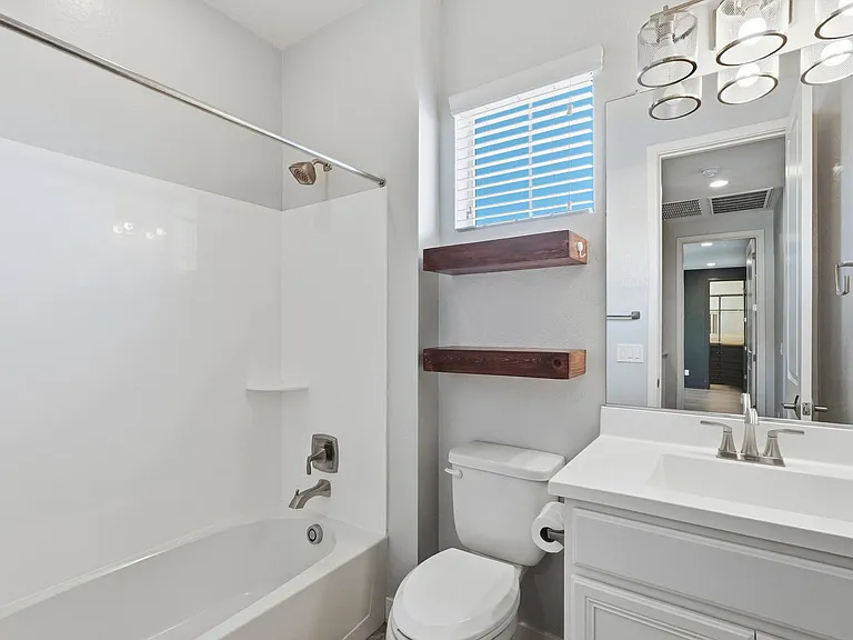 216 E Beatryce St — Photo 32
