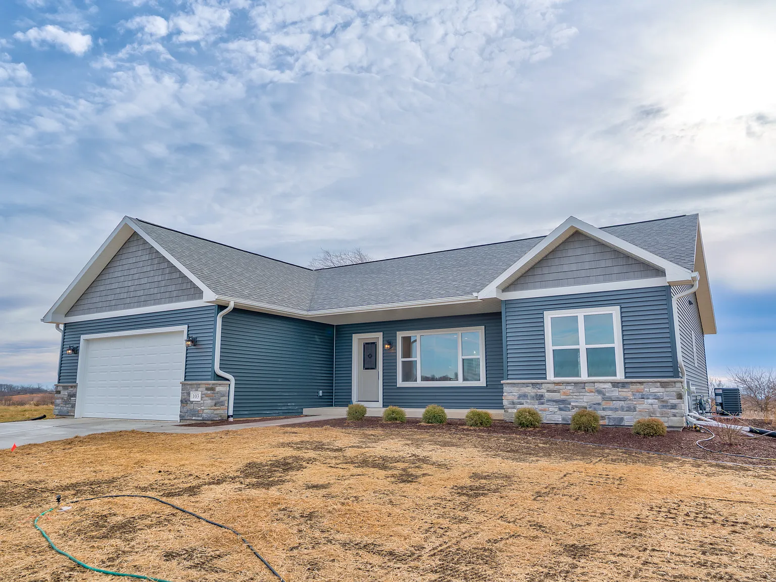 3 bed, 1699 sqft, $3,400 — Photo 1