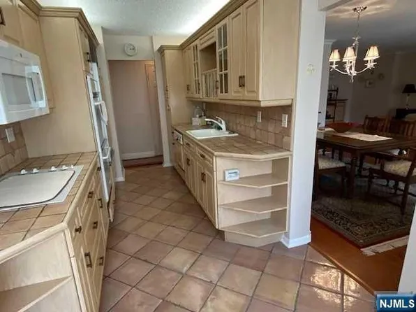 300 Winston Dr APT 302, Cliffside Park, NJ 07010