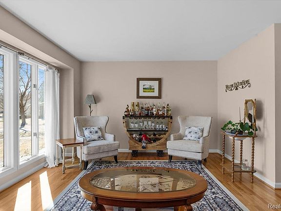 5th image of 1003 Hemlock Dr