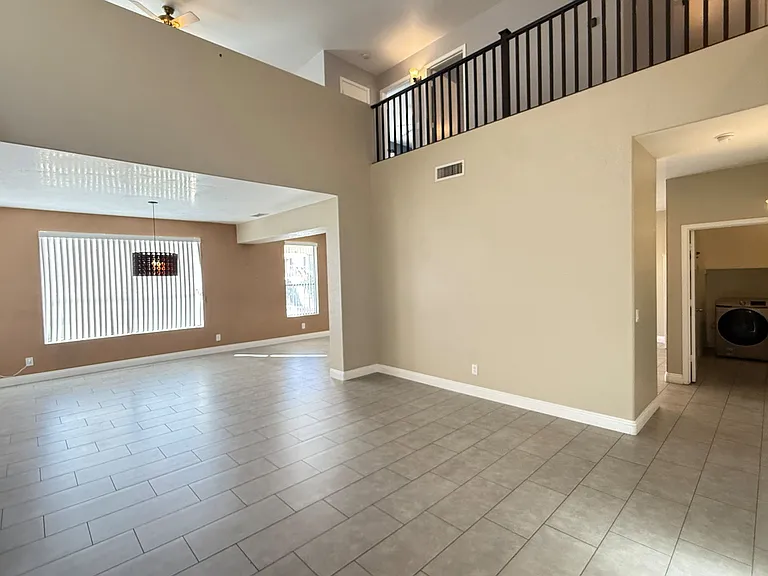 6425 W Desert Hollow Dr — Photo 2