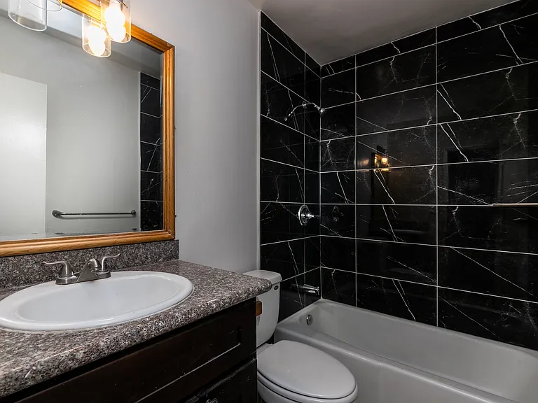 1908 Clinton St #4 — Photo 8