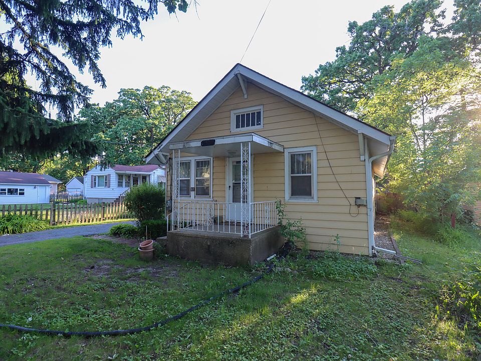 1st image of 44 Oak Knoll Dr