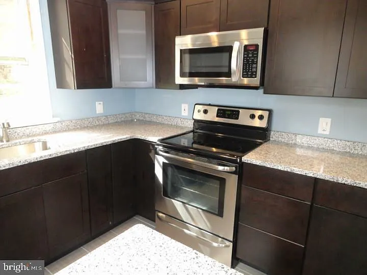 3 bed, 1.0 bath, 910 sqft, $1,950 — Photo 3