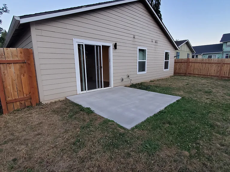 913 SW Front — Photo 6