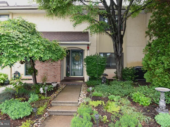 11 Pine Woods Ct, Reading, PA 19607