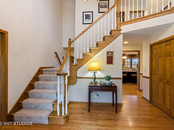 2 STORY FOYER & SPLIT STAIRCASE