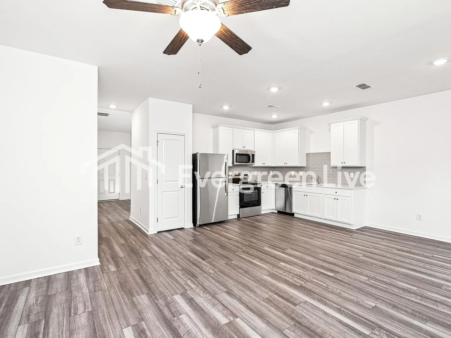 3 bed, 2.5 bath, 1421 sqft, $1,595 — Photo 4