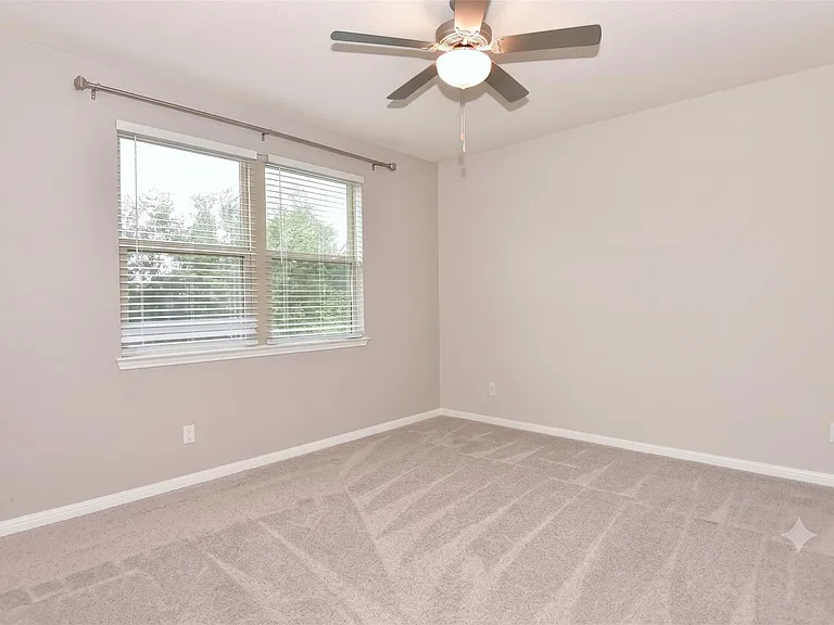 241 Serpens St — Photo 8