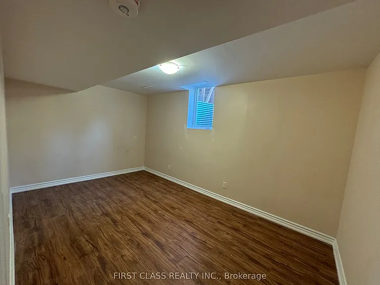 3162 Caulfield Cres #BASEMEN — Photo 8