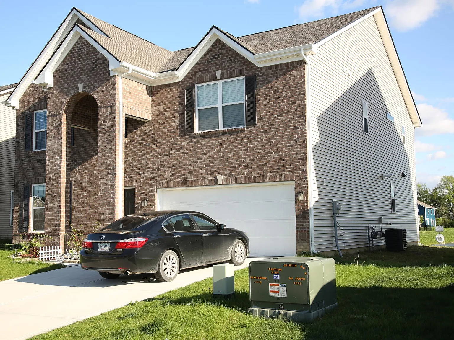 1125 Barberry Dr — Photo 2