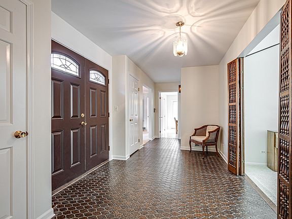 3rd image of 2328 Cambridge Dr