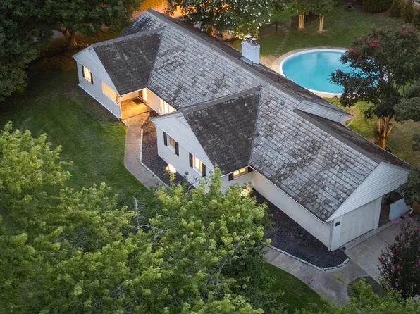 2 Lake Manor Ct, Baltimore, MD 21210